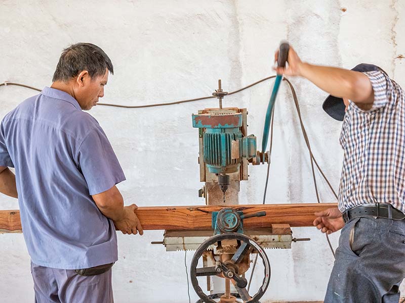 贵定楼梯地板柜门的油漆修复-11
