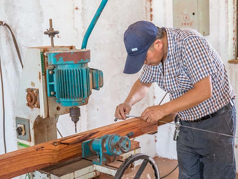 贵定楼梯地板柜门的油漆修复-10