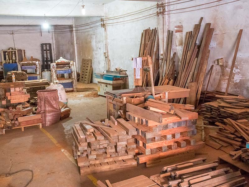 贵定楼梯地板柜门的油漆修复-09